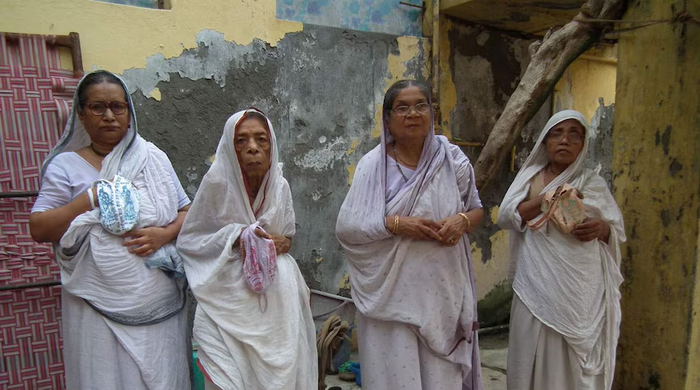 Help an Elderly Mother Live with Dignity – Your Kindness Can Change Her Life